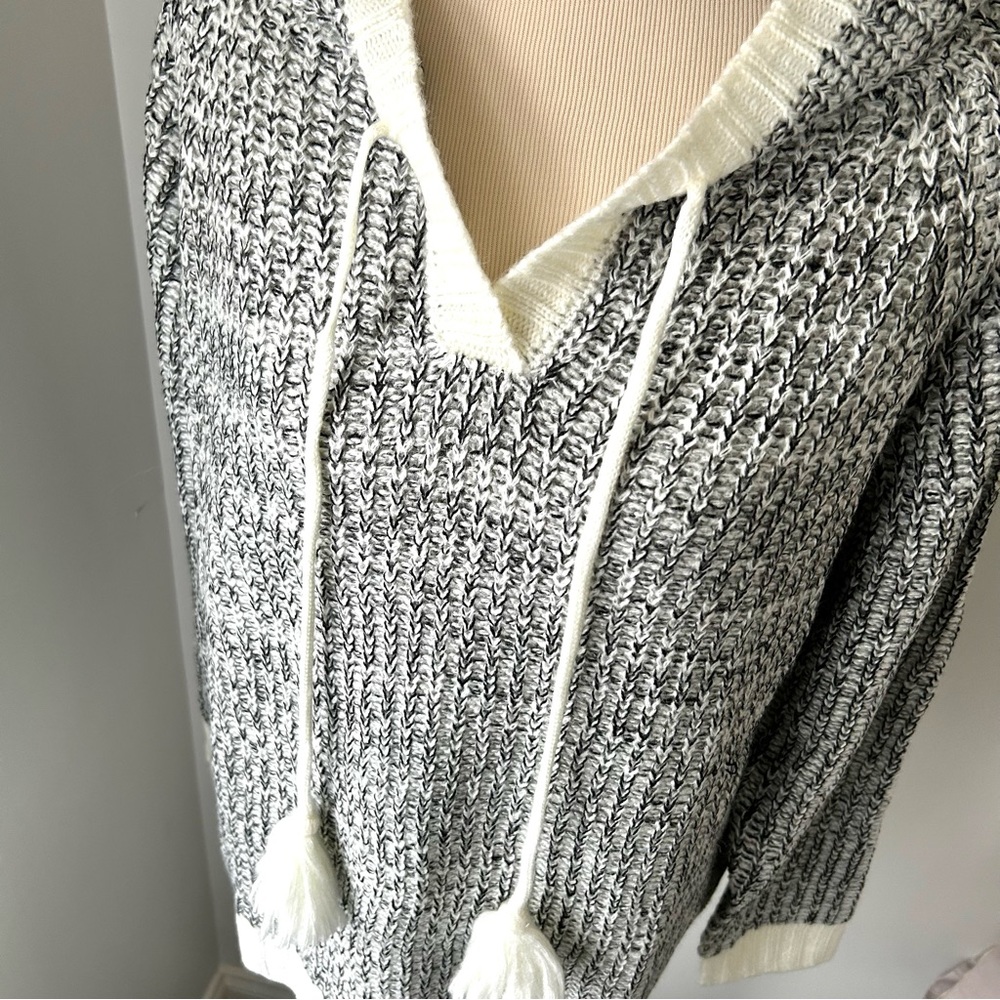 🌸NWT Charcoal & Ivory Hooded Ribbed Knit Sweater with Tassel String. Size: M - Picture 4 of 7